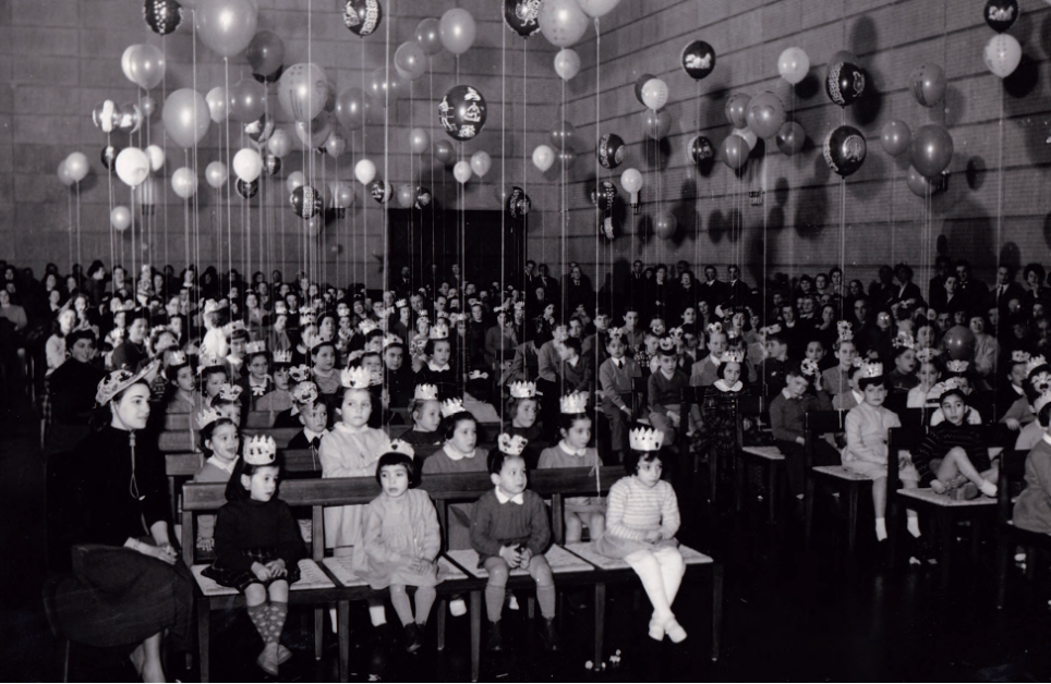 Trieste, 11 gennaio 1953: i figli dei docenti e dei dipendenti dell’Università attendono in Aula magna l’arrivo della Befana “accademica”. Foto Angelo Sallusti, Trieste. AUTs-Gen, b. 272