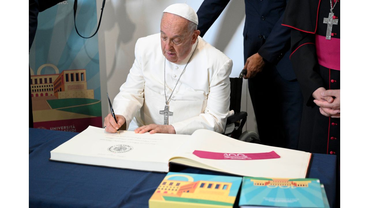 papa Bergoglio firma il libro d'onore