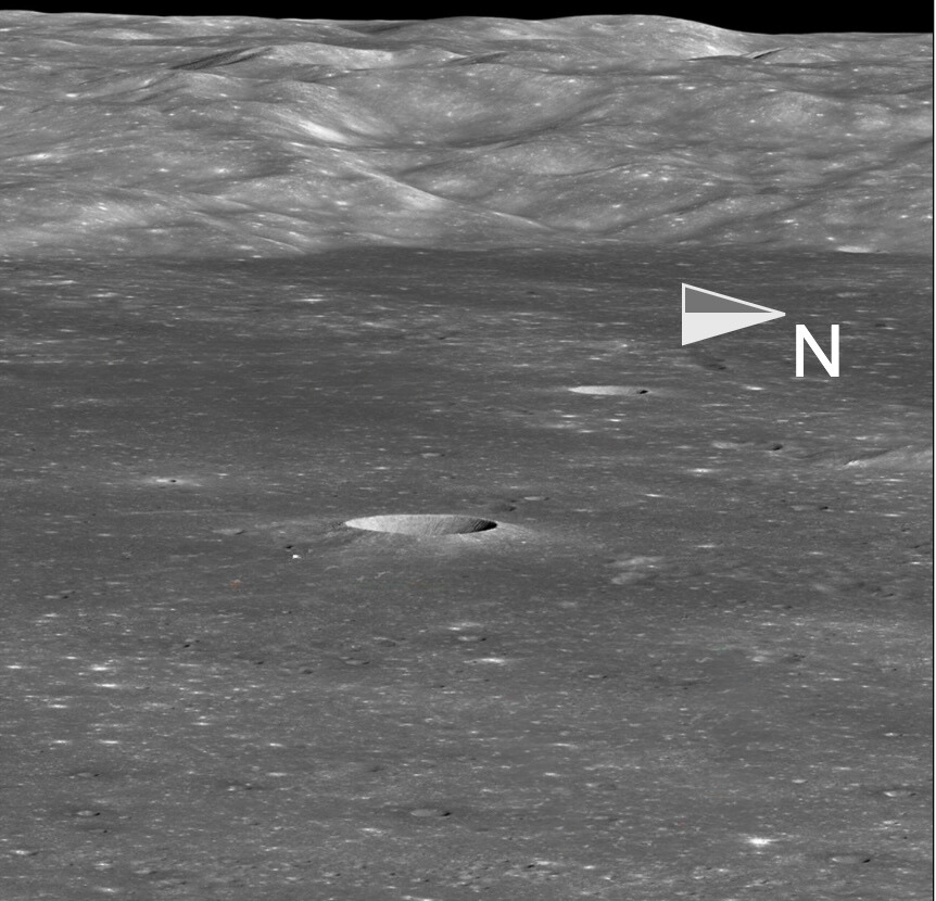 Il sito di allunaggio del rover all'interno del cratere (indicato da due piccole frecce bianche nel cerchio rosso) fonte NASA/GSFC/Arizona State University