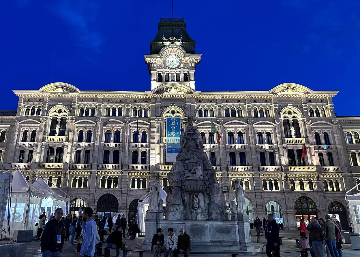 vista notturna del di municipio di trieste