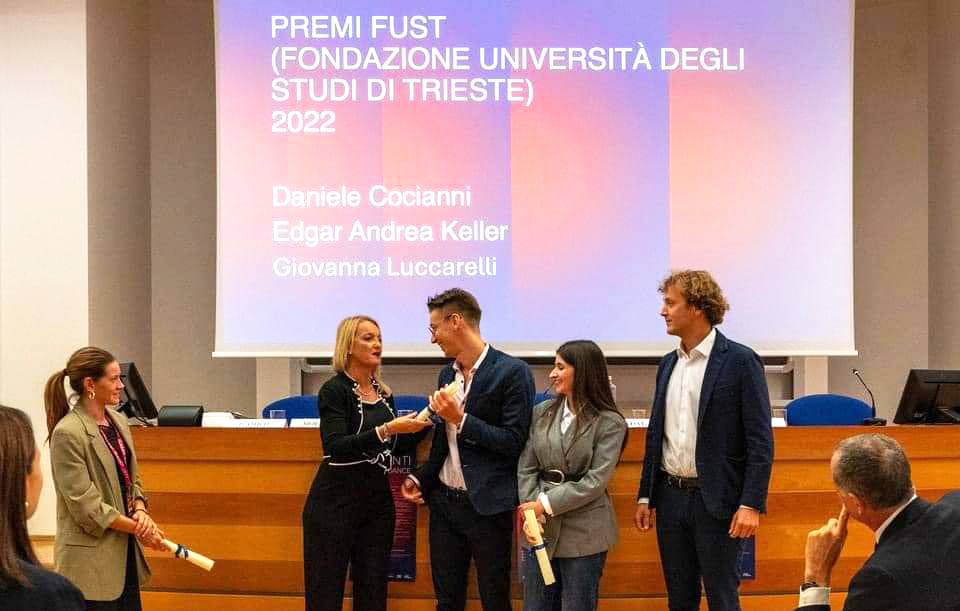 studenti premiati da docente 