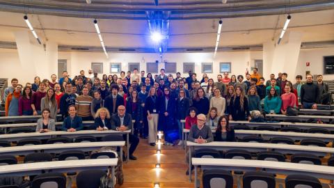 foto di gruppo nell'Aula Magna dell'edificio H3 per i dottorandi della seconda tornata del 39° ciclo, assieme al delegato alla ricerca scientifica e allo staff dell'ufficio ricerca