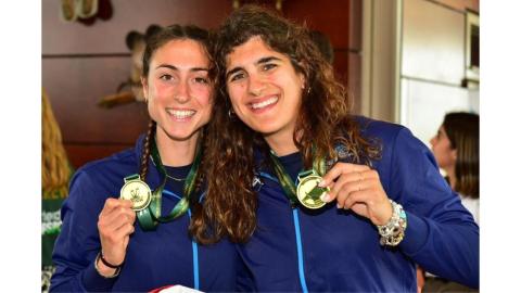 Ilaria Corazza (a sinistra), assieme alla compagna di equipaggio Gaia Colasanti con le medaglie d'oro al collo