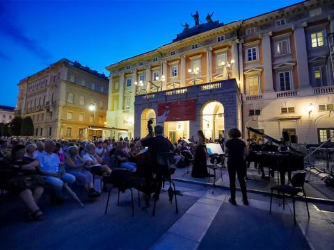 Il pubblico assiste a uno spettacolo musicale in Piazza Verdi 