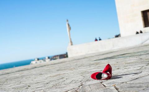 scarpette rosse per la giornata internazionale contro la violenza sulle donne