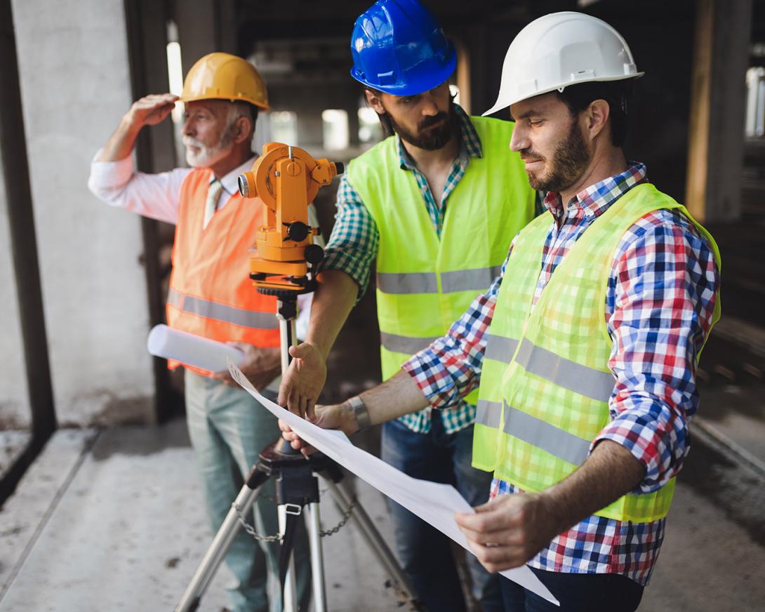 persone in cantiere con elmetto 