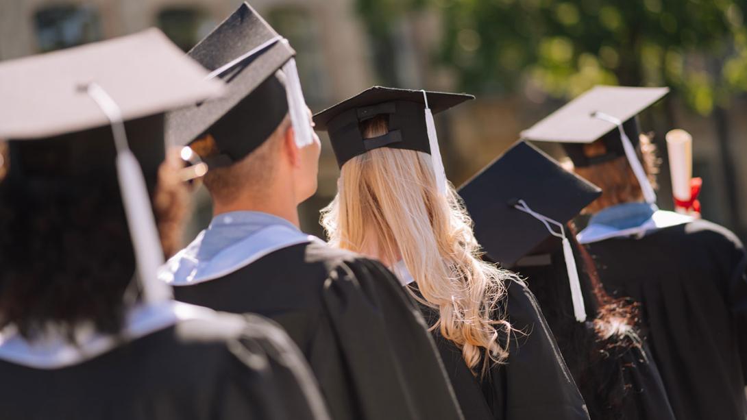 studenti neolaureati con tocco