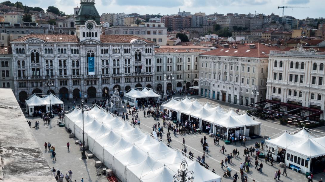 piazza unita durante evento next