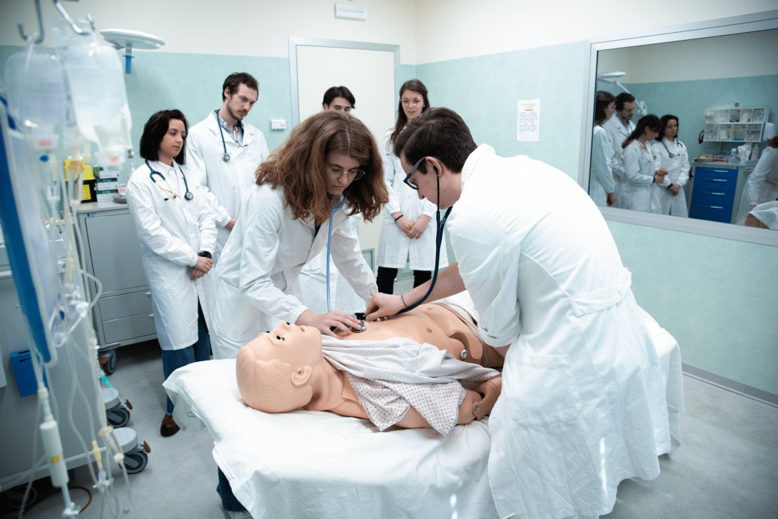 Esercitazione degli studenti nel Centro di simulazione medica e addestramento avanzato di UniTS