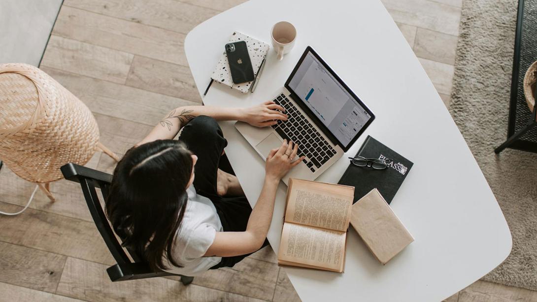 Ragazza con computer e libri