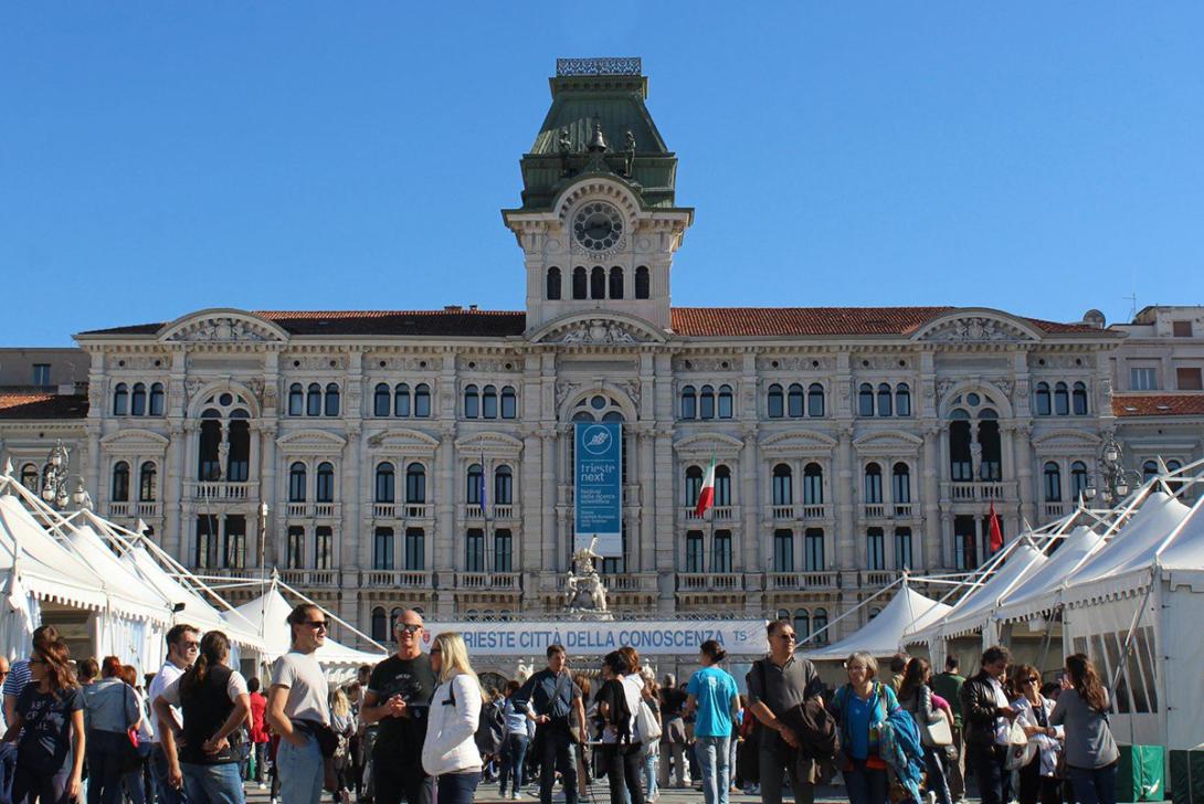 piazza unità con pubblico evento next