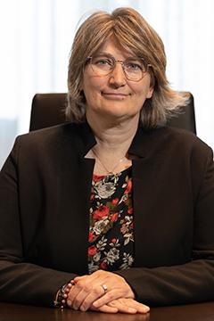 foto del Direttore Generale Luciana Rozzini alla scrivania