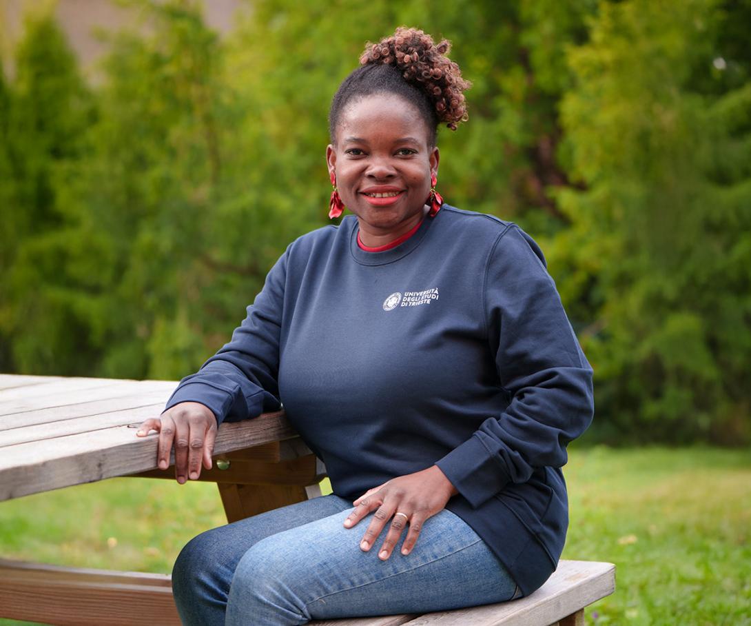 studentessa con felpa girocollo blu nel campus units