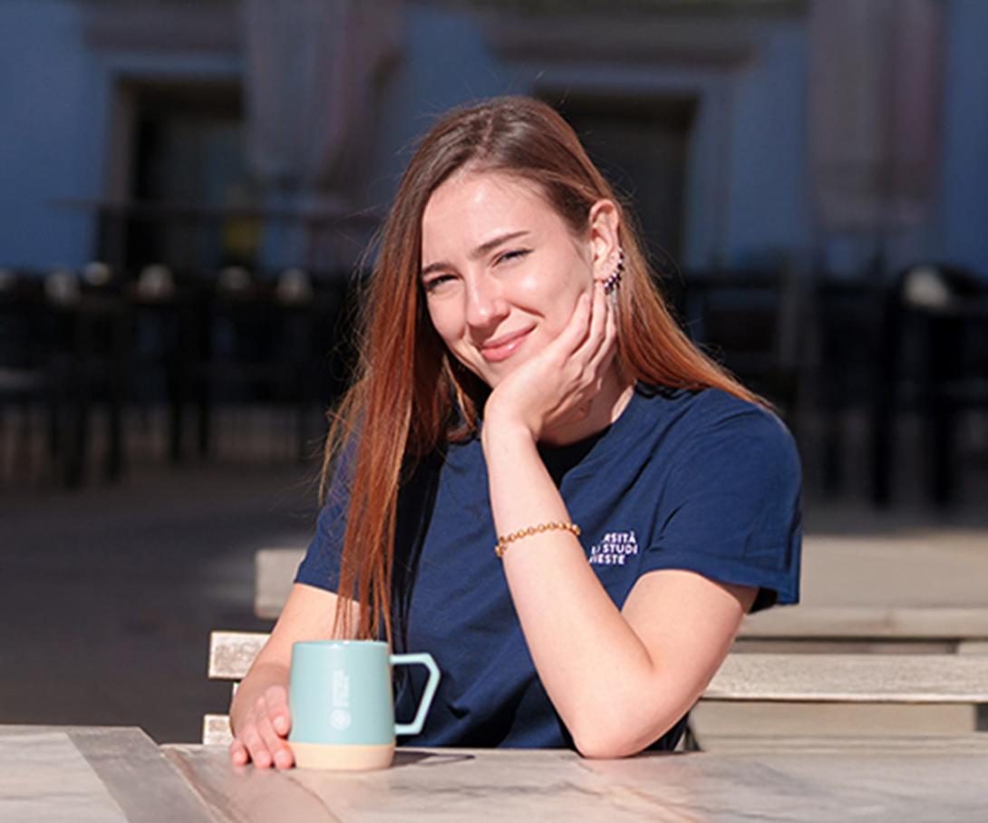 studentessa indossa t-shirt blu navy