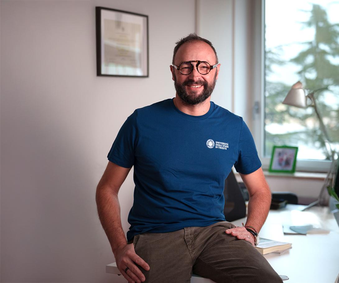 professore con t-shirt units blu