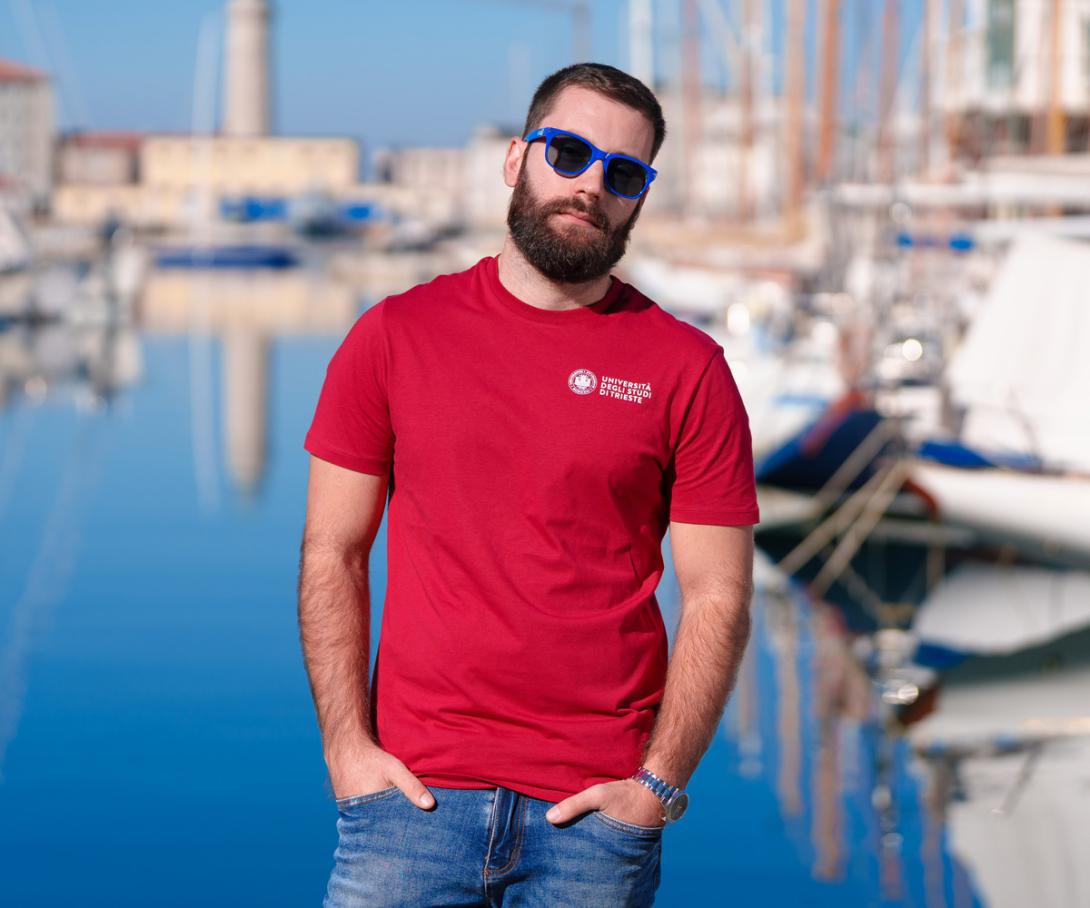 studente con t-shirt units rossa