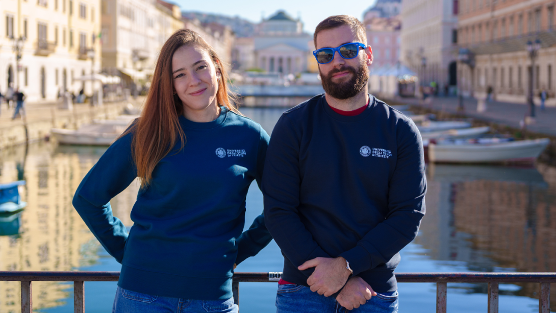 black friday units: studenti con felpe logate