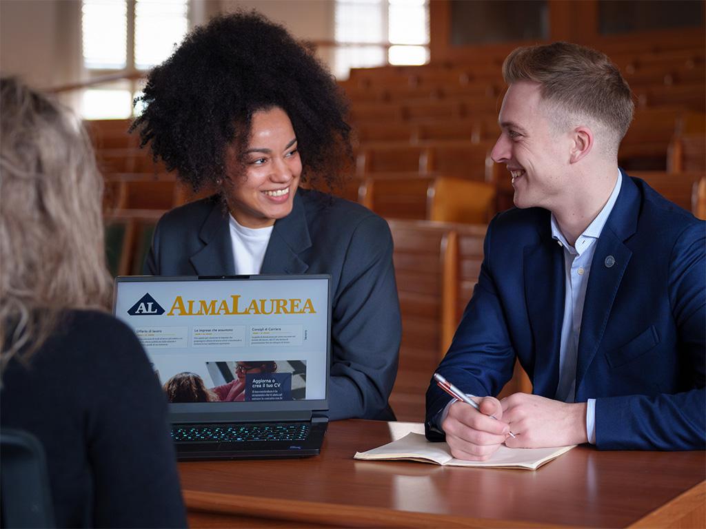 studenti che ricevono consulenza per orientarsi al lavoro